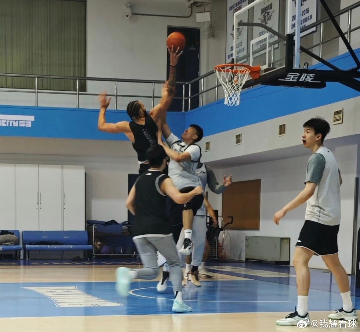 麦基这身体天赋真猛啊，范子铭一个奋力起跳，居然只干扰到他的胳肢窝，差距太大了