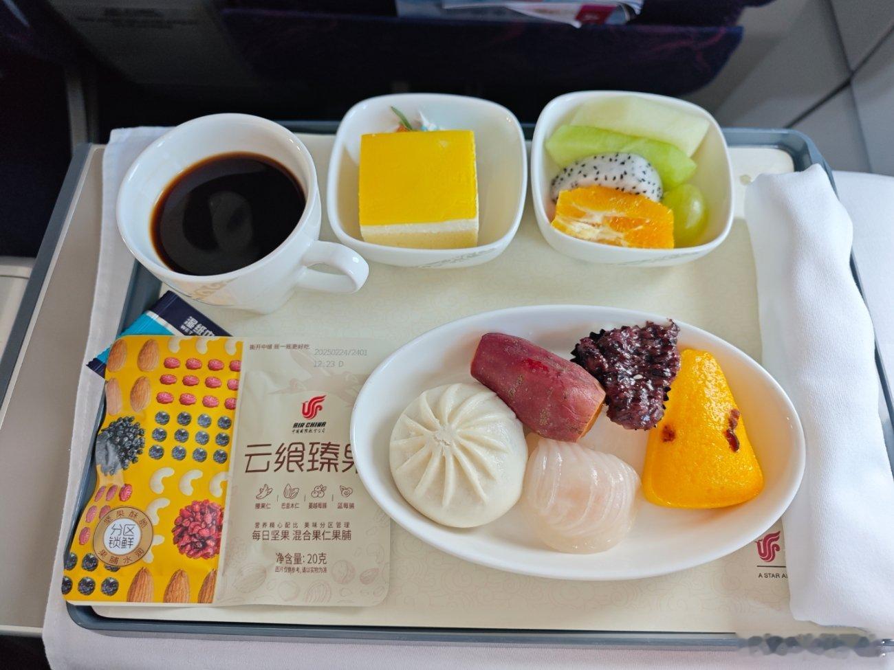 家人们，经停郑州[doge]给大家看下，我要的航食是小点心~我以为西点会多点，结