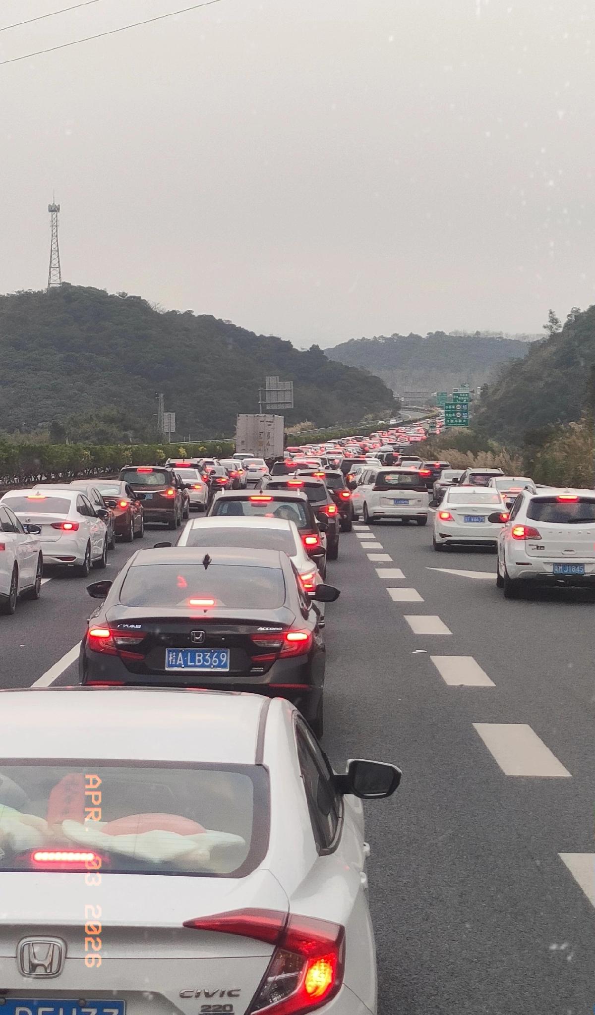 马上就到清明节了，我发现一个特别有意思的现象！现在扫墓的人，大致分两类；