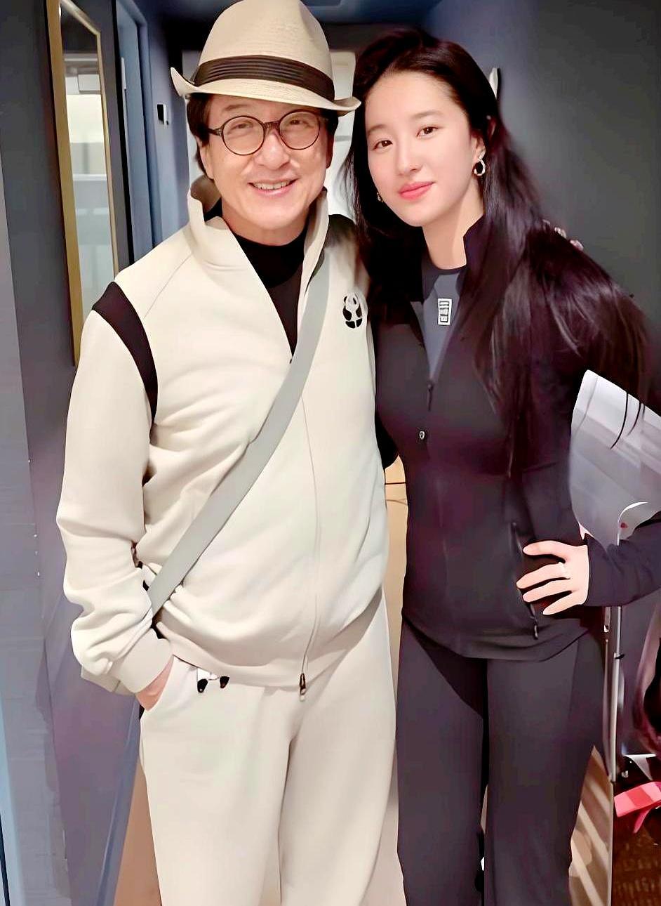 38岁刘亦菲和71岁成龙的同框，戳破了娱乐圈的隐形规则。前阵子洛杉矶机场偶