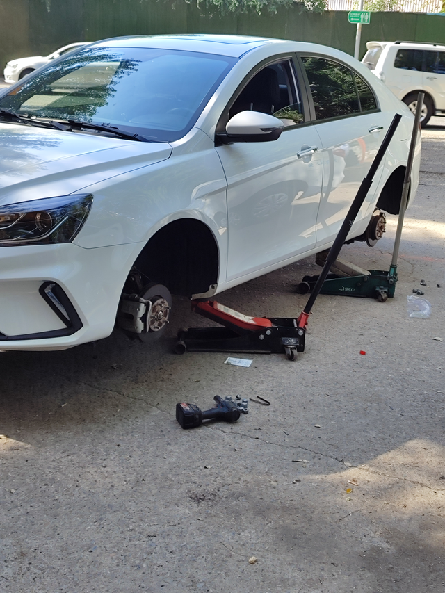 今天拆轮胎做动平衡今天做动平衡把轮胎拆了，发现意外惊喜。