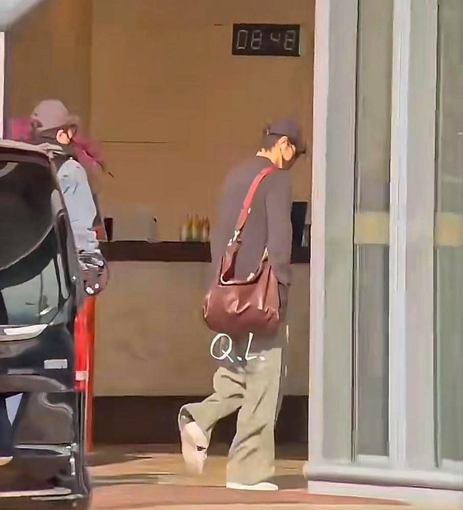 肖战进组《十日终焉》这事，炸出个有意思的细节。原著作者“杀虫队队员”居然是看