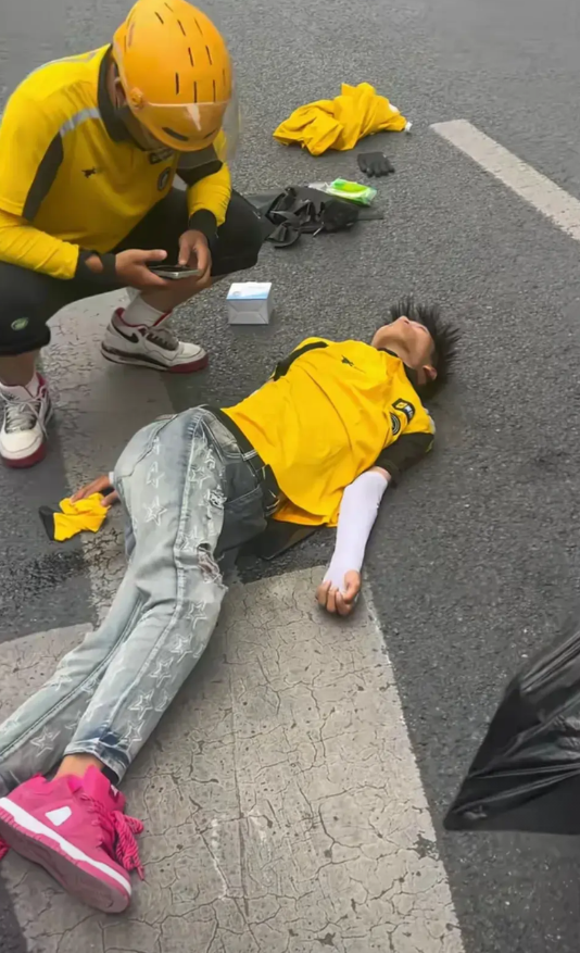 这就是底层人命运，19岁少年高考结束后为家分忧送外卖，结果晕倒在路上。少年母亲长