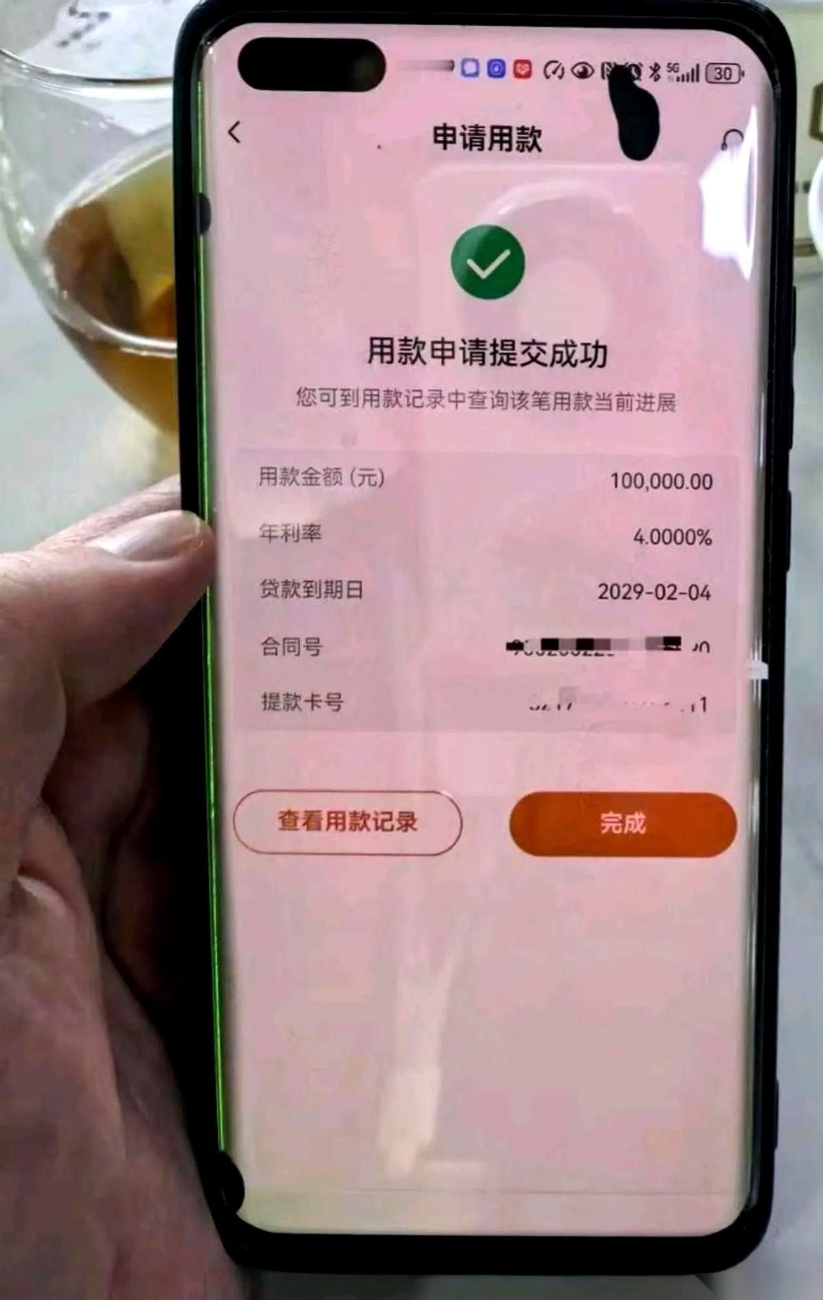 今天算是整明白了，在银行眼里，活人就分两种。要么你家底厚，要么你单位铁。刚跟