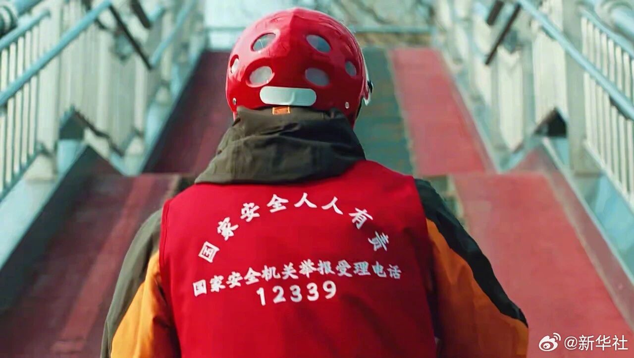 #快递员火眼金睛拦下近100份诈骗宣传单#【火眼金睛！#快递员拦下伪造国家机关公