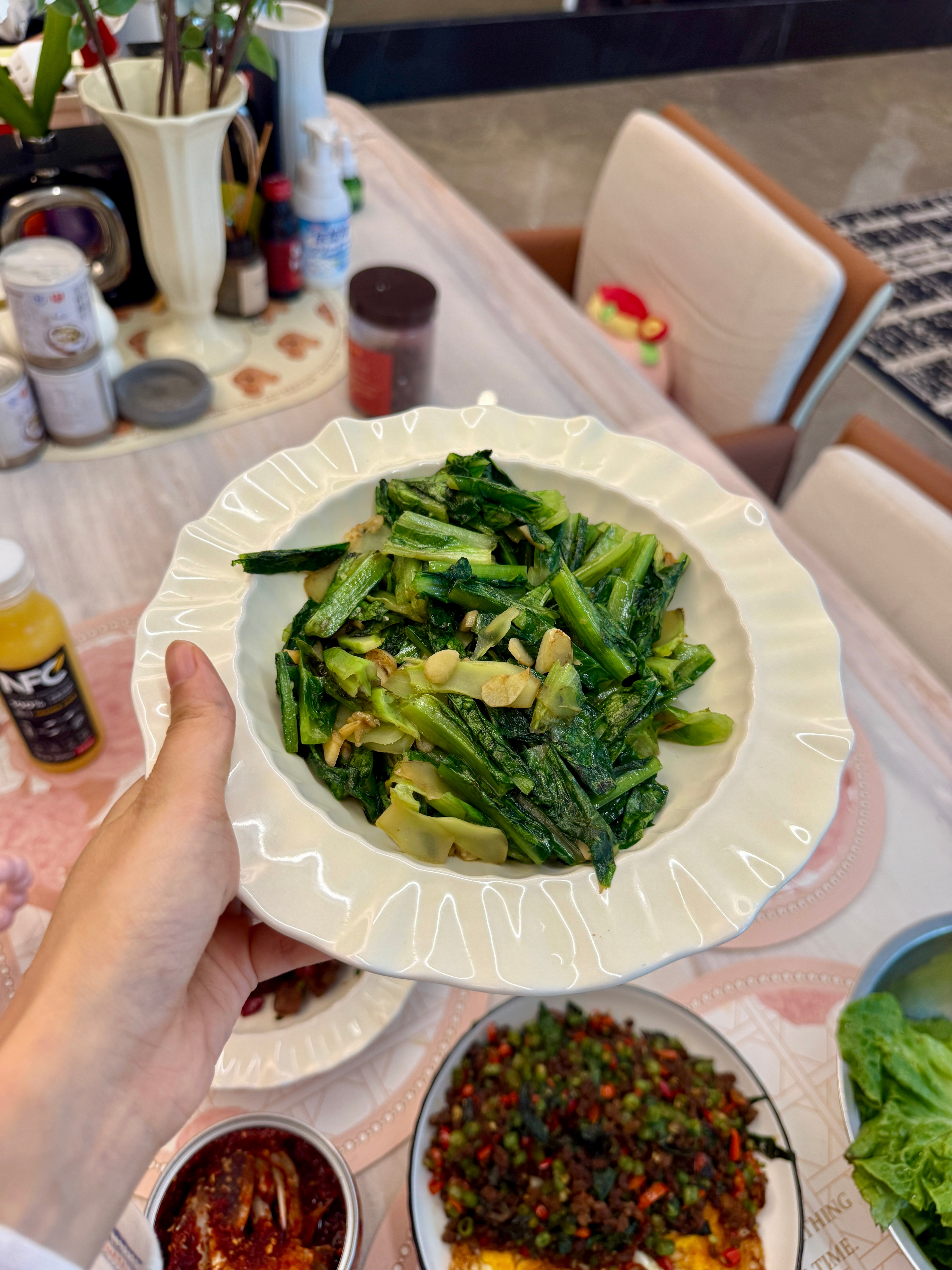 今天吃什么?打抛，香煎牛肉粒，无水丝瓜虾仁汤，油麦菜，酱蟹