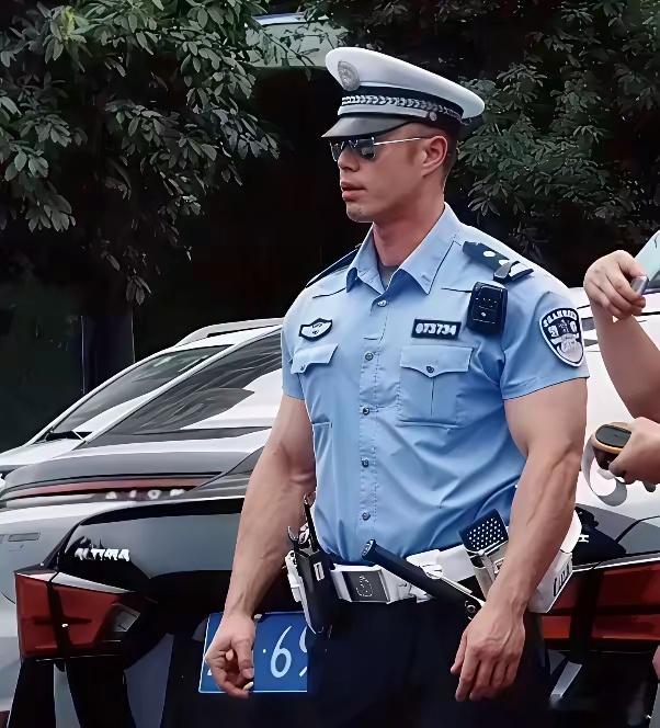要是不法分子碰到这个警察，能不立刻服软吗？这是哪儿的警察呀，形象这么棒？