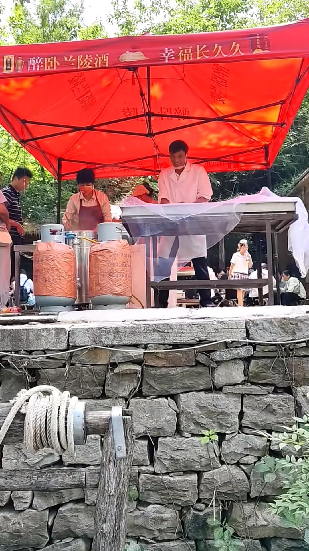 临沂三元拉面哥重回临沂开店卖拉面，引发不少网友感慨。凭借朴实人设走红后，他也