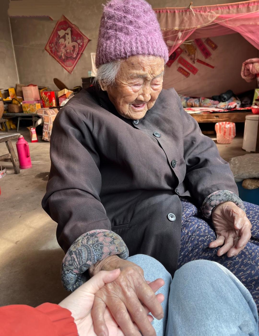 老家99岁的老太太，下个月就100岁了。​昨天嘴馋红烧肉，小女儿买了上等的五花