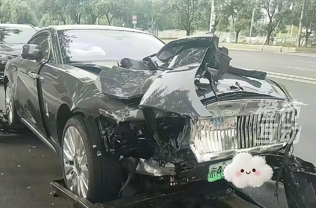 千万粉丝车评人网红陈震的劳斯莱斯闪灵豪车发生了车祸，车头都完全被撞坏了，据了解，