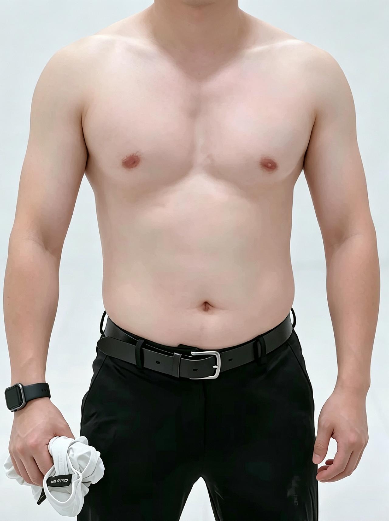 53岁你有这样的身材吗。今年53岁从没进过健身房，始终练不出八块腹肌，但也没让小