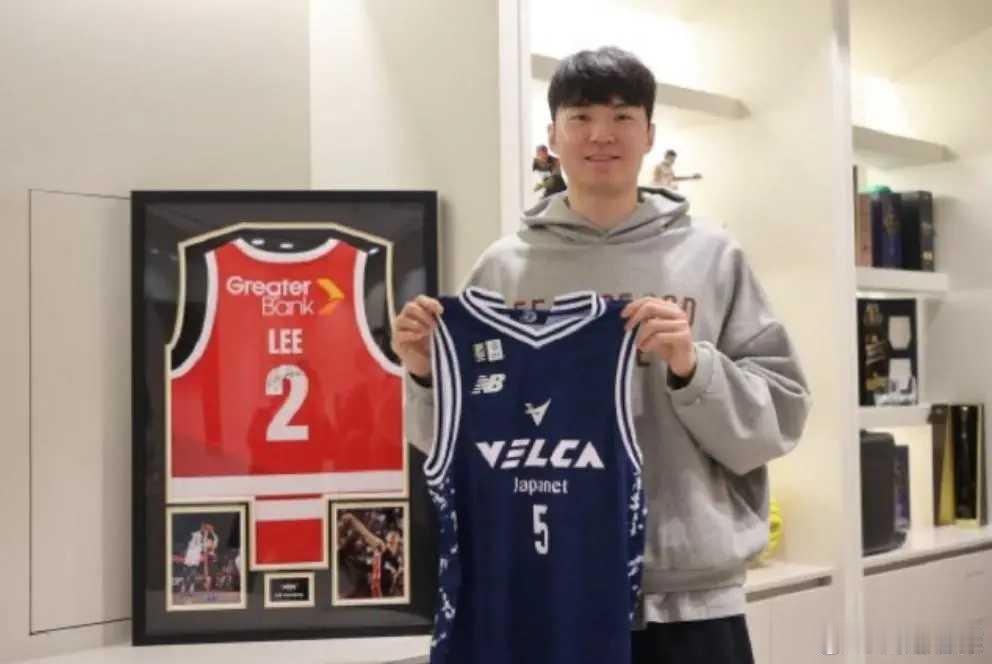 韩国男篮头号主力李贤重：希望两场世预赛都能战胜中国队北京时间11月28日，中国男