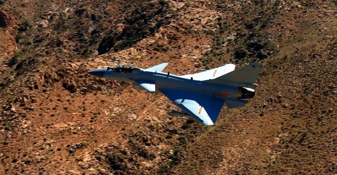 火了！歼-10战备巡查遭突然“锁拿”，飞行员一波逆天反手直接把对手反包圆！3