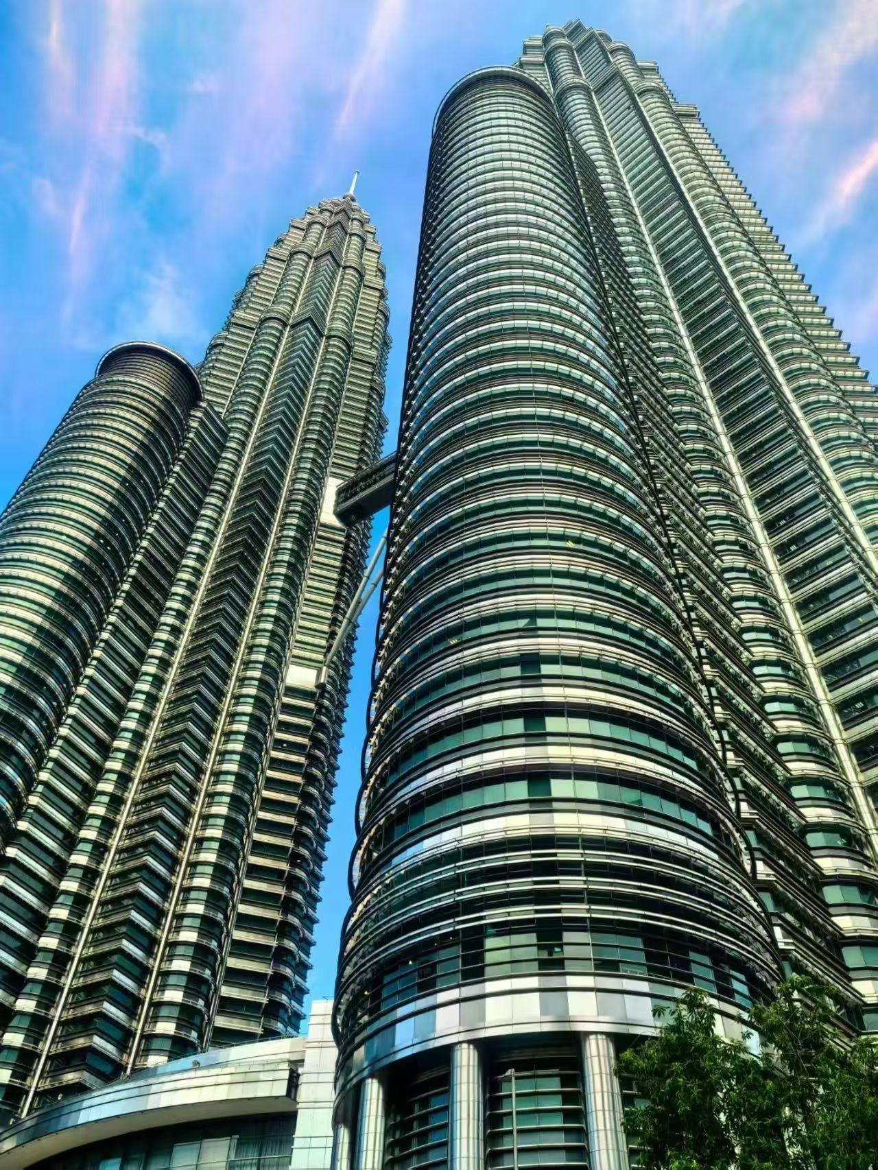 马来西亚吉隆坡的的双子塔有465米城市地标双子塔，高耸入云，是旅游吉隆坡的第一