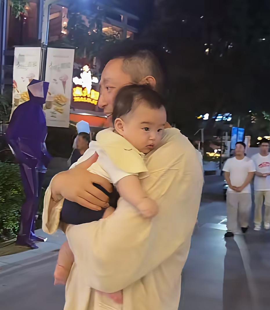 汪小菲还真有意思！晚饭后，他抱着小汪宝散步，一边走一边调侃儿子太敦实了，抱得他的