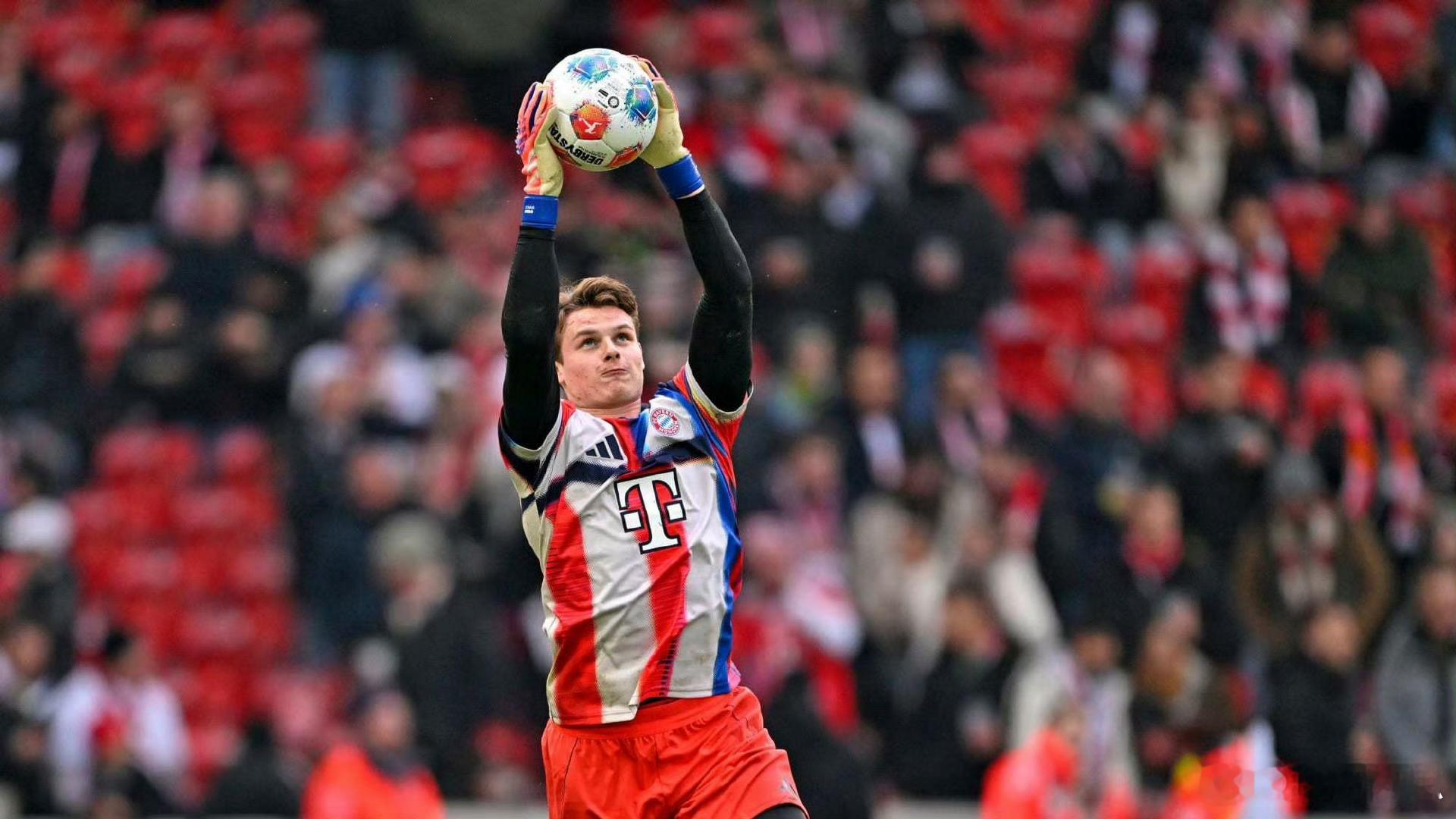 拜仁本轮对阵斯图加特，主教练孔帕尼适时安排小将乌尔比希出场，对上对方门将努贝尔，