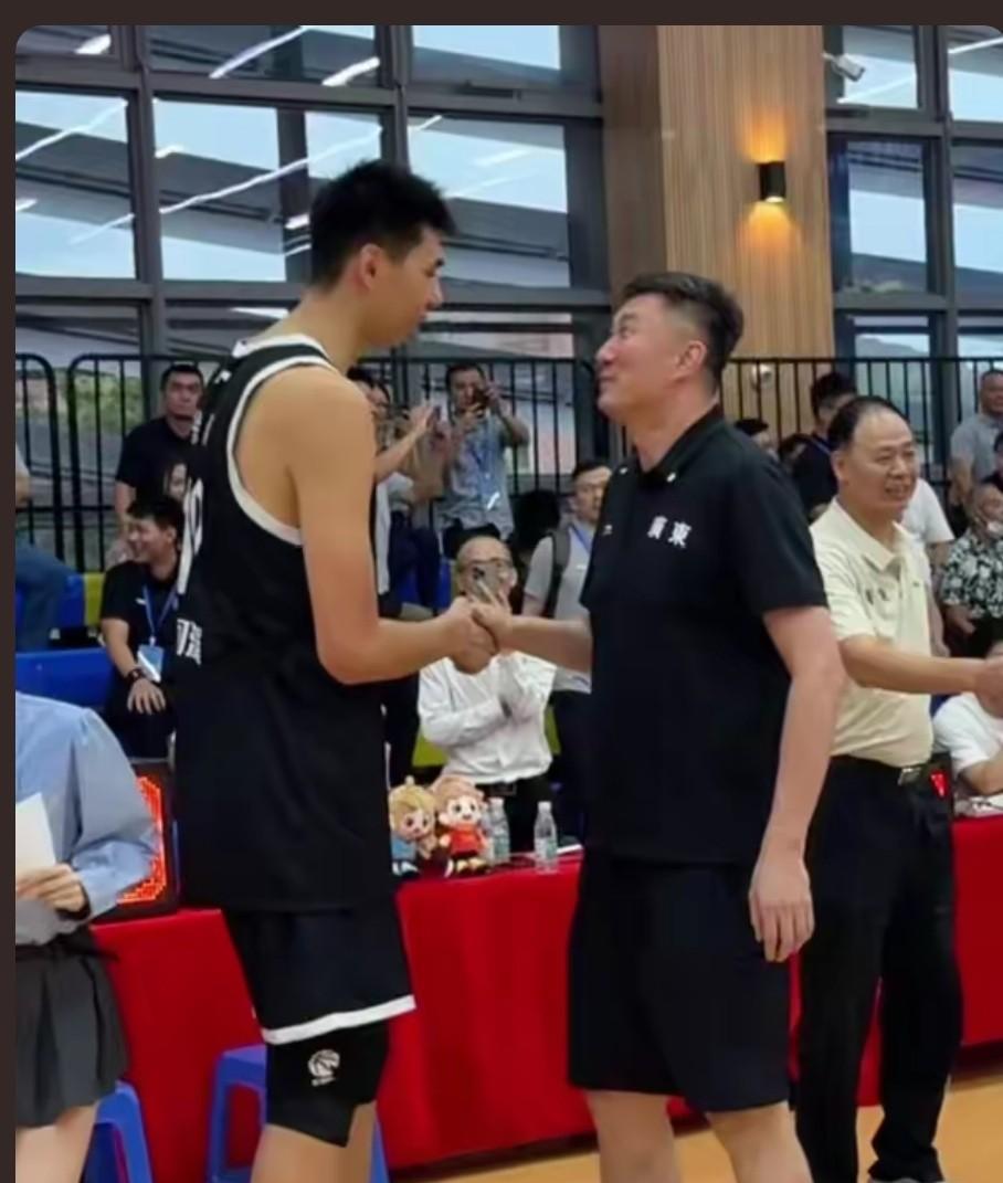 杜峰和徐昕两个人开心交谈，他们两个人能说什么，徐昕回到广东去参加全运会集训了。也