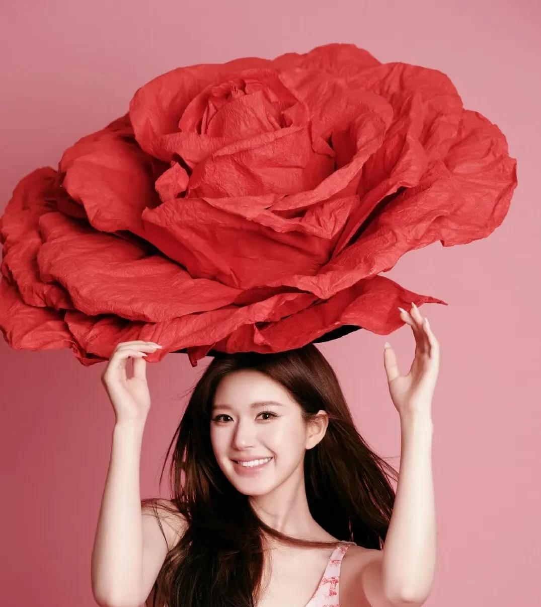 5月19日，一组赵露思与妈妈、奶奶、外婆共同拍摄的520大片曝光，瞬间引发网友热