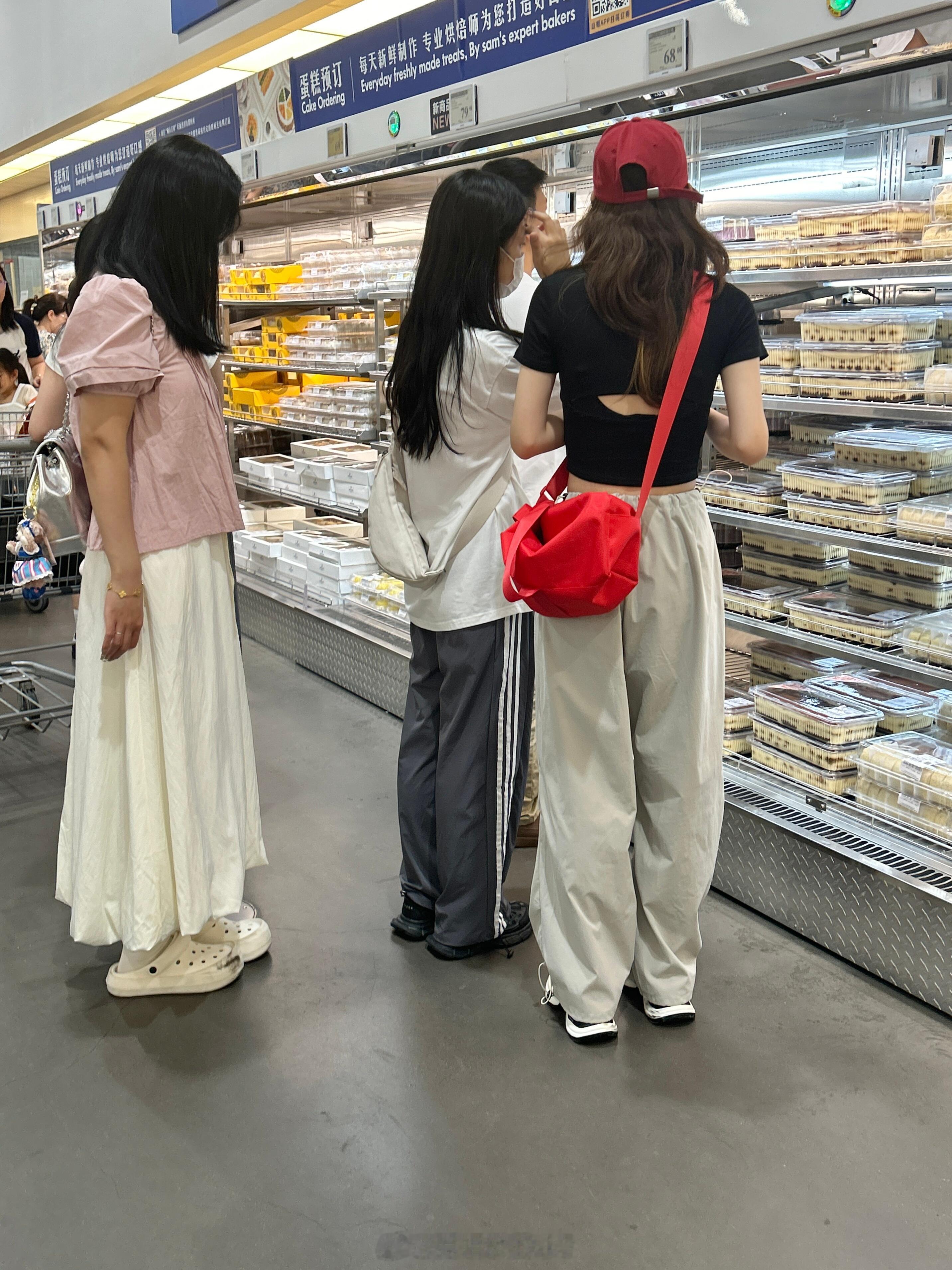 不会穿搭真的就别穿了。。。跟舍友一起去逛山姆随手拍了两张照片，看了后感觉自己穿的