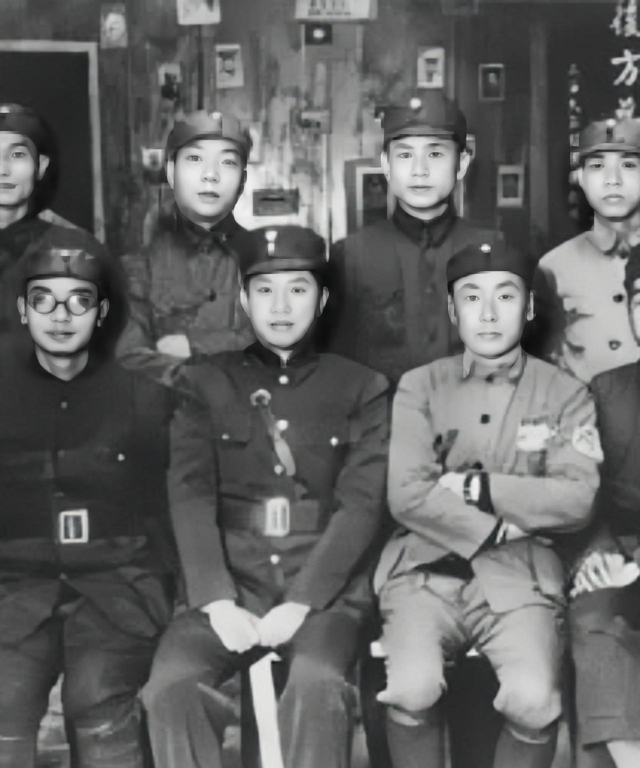八路军和新四军佩戴“青天白日”帽徽的时间始于1937年，摘掉的时间则因部队和具体