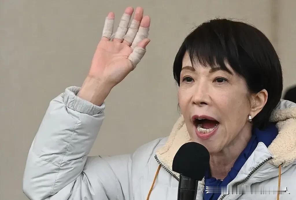 崩盘开始了！高市早苗的手废了，日本的国运也跟着瘫痪了！4小时的秘密治疗，直接撕开