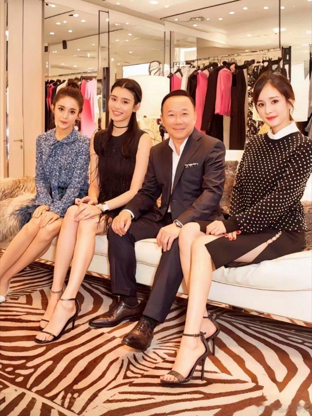 三位女神坐一块，真是高下立见！娜扎穿着蓝色印花裙，扎着丸子头，清新淡雅！奚梦瑶，