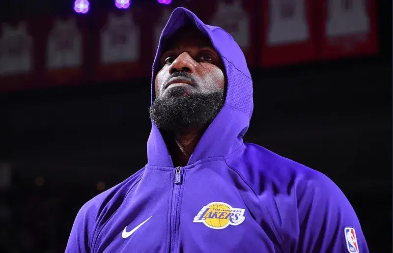 湖人名宿詹姆斯-沃西谈到了本场比赛湖人球员勒布朗-詹姆斯的表现：“历史上没有任何