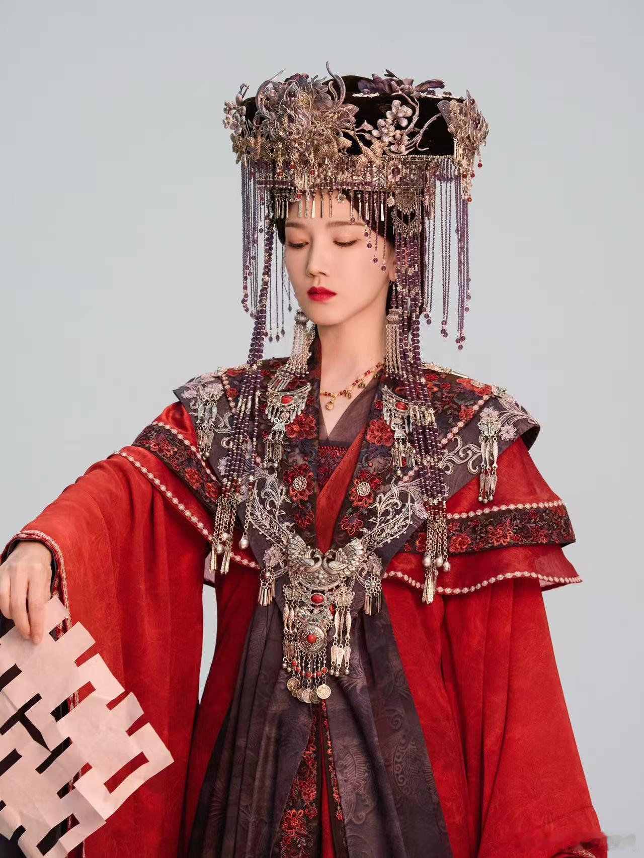陈小纭红嫁衣造型太对味了陈小纭的红嫁衣真是让人眼前一亮，火红的色调让她整个人焕
