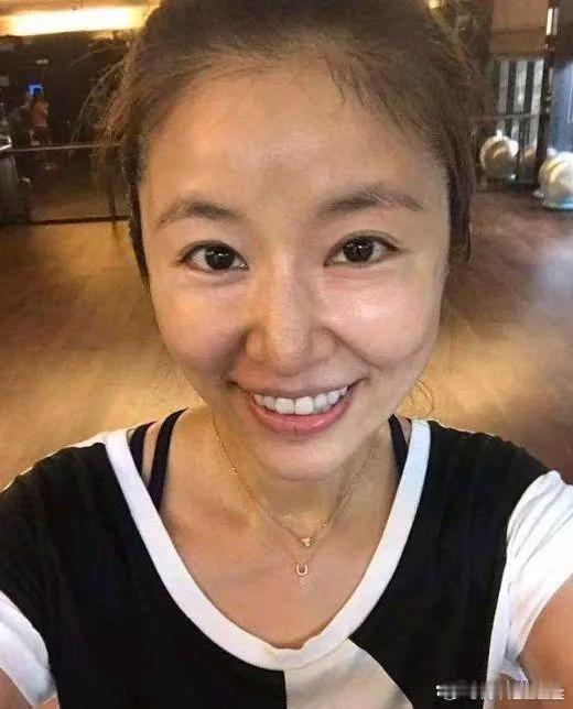 林心如庆生合照引争议：与其死磕容貌，不如拥抱真实​
