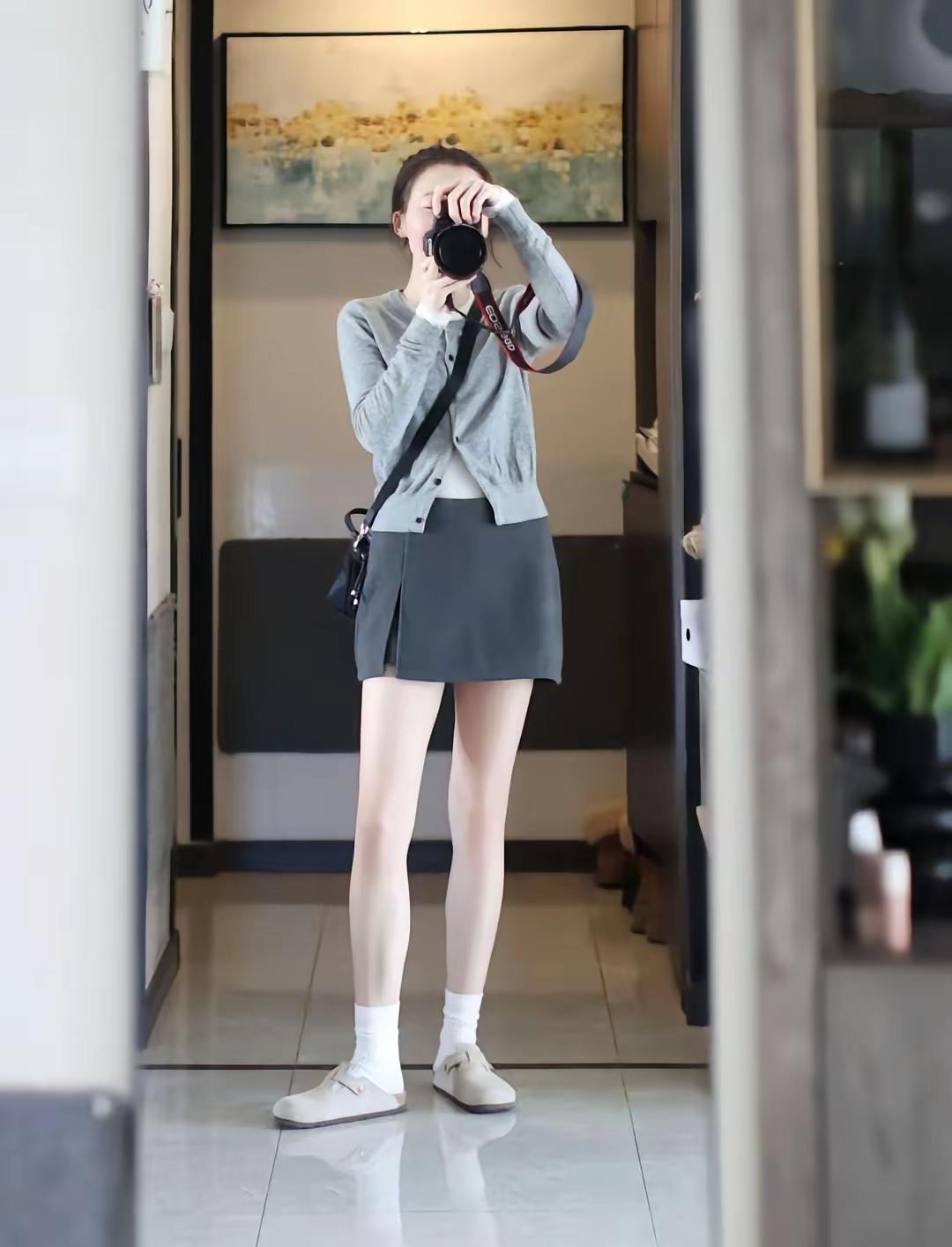 寻找镜头的美爱摄影的美女为自己留下精彩的瞬间。手机相册美照绝美随手摄影美女拍