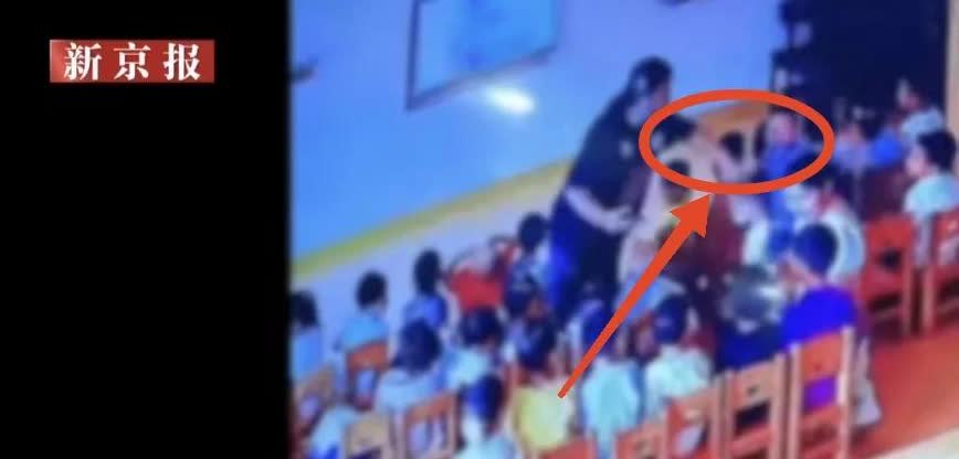 这种人是怎么当上老师的？对幼儿园小朋友“拳打脚踢”，简直没有人性啊！