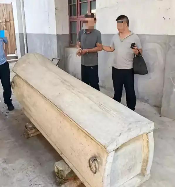 69岁老人自备棺材被“偷”，真相让人哭笑不得！你能想象吗？湖北一位69岁的老