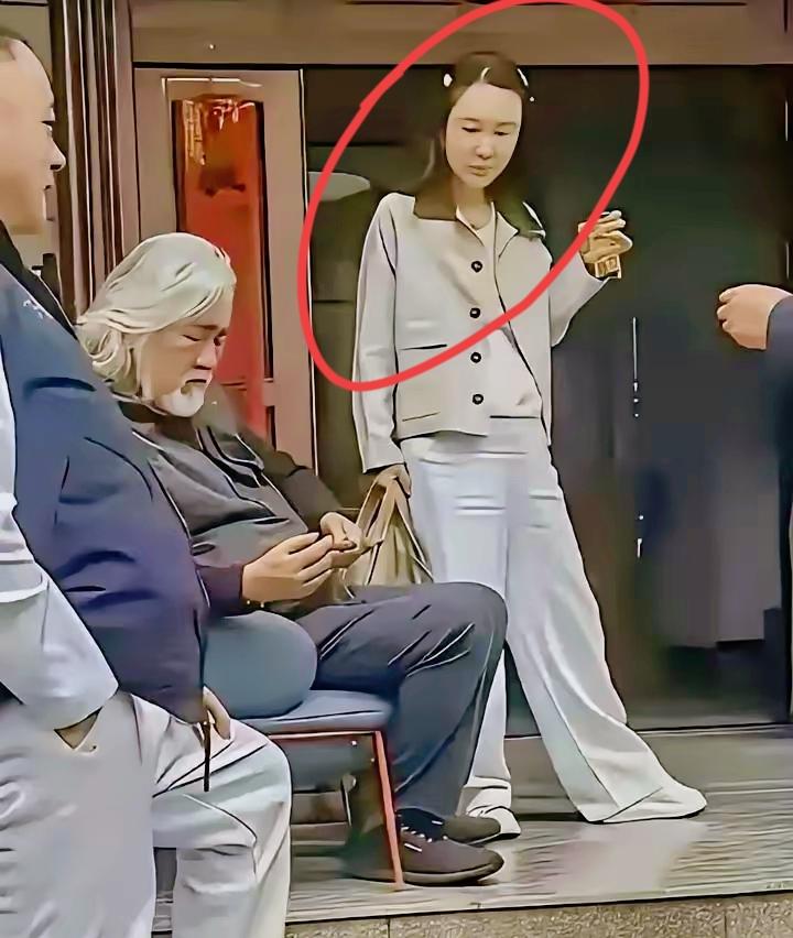 张纪中和老婆一起回丈母娘家，越看越魔幻。73岁的老爷子坐在竹椅上，低头刷手机。