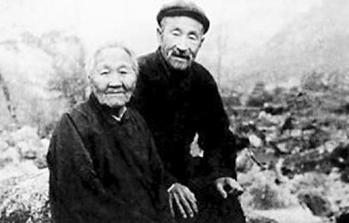 1956年3月，山东临沂沂南县公安接到举报：有个卖烧酒和狗肉的老汉，经常在山里转