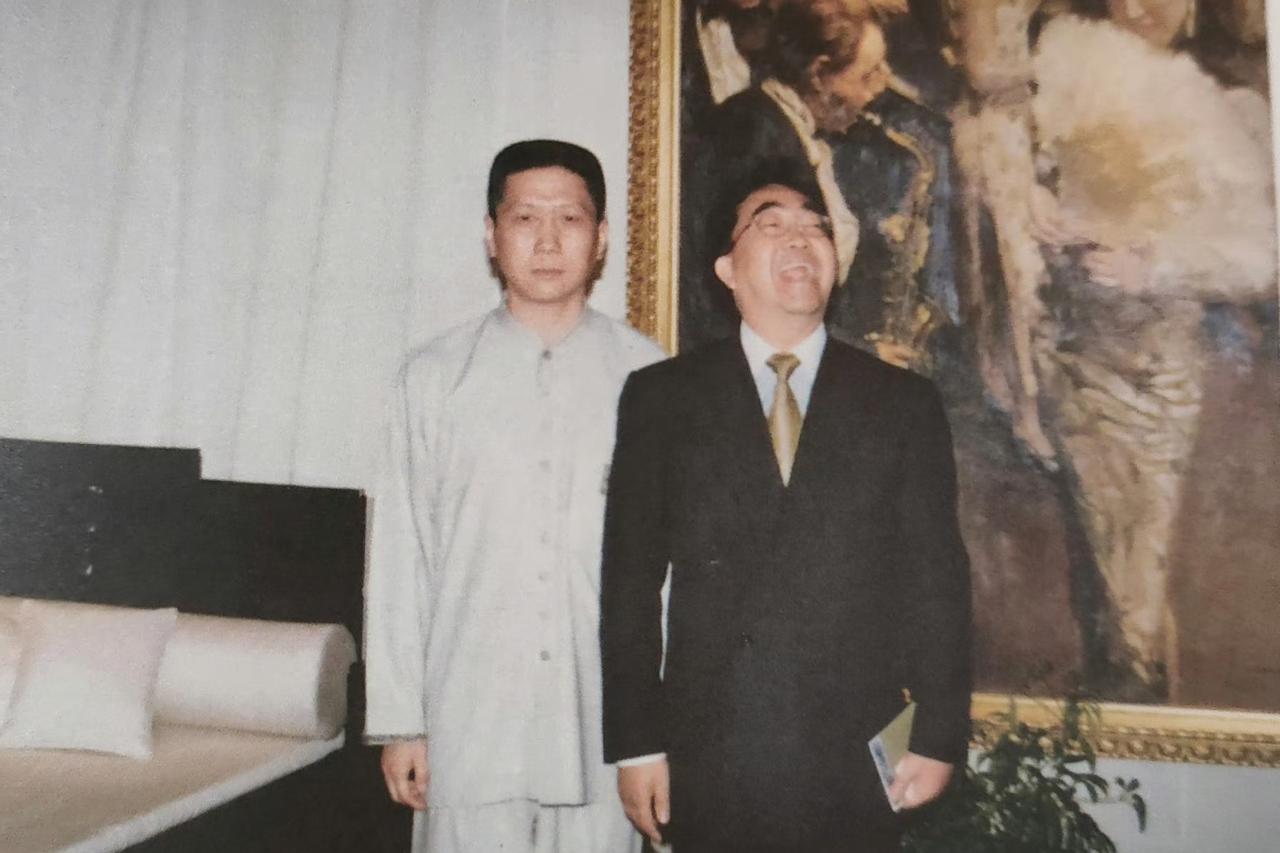 1999年，马未都和陈逸飞，一张罕见的合影，拍摄地点在北京观复博物馆内，左边身着