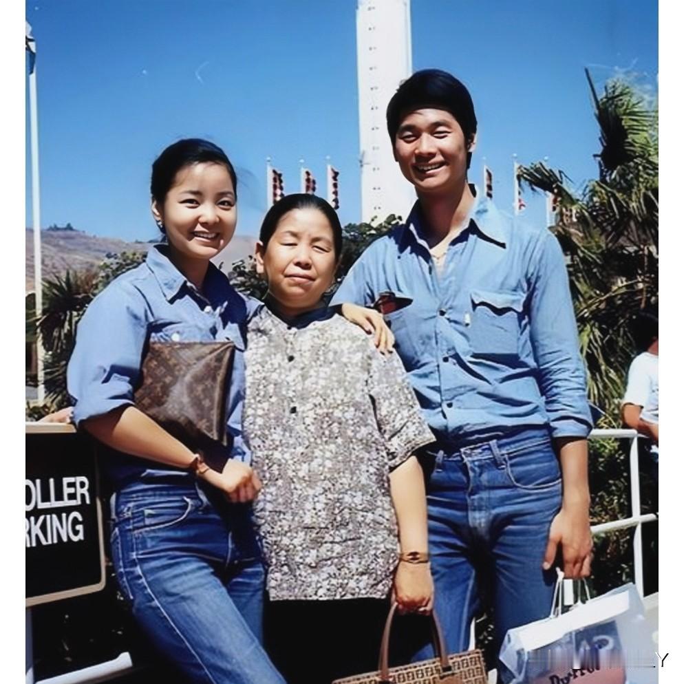 一代歌后邓丽君，一九七八年与母亲及哥哥在美国洛杉矶街边的珍贵合影。时年二十五岁，