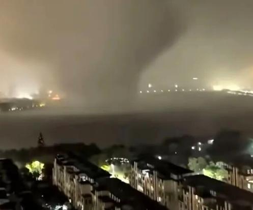 湖北发生的事，让所有气象专家都沉默了。不是因为预报失误，也不是因为灾情轻微，