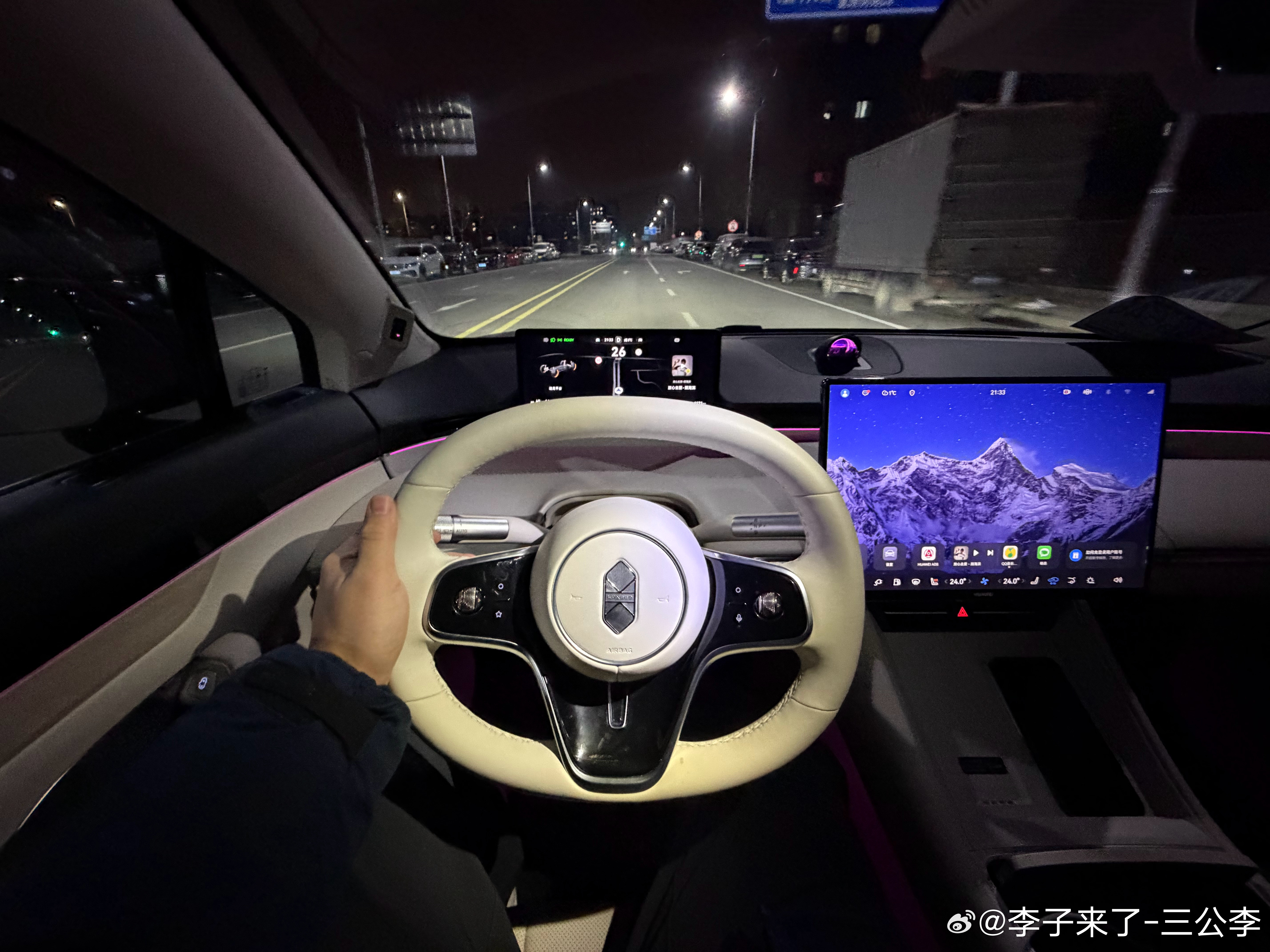 我以前觉得鸿蒙的车装修的有点老登自己车看久了还挺是那么回事感觉越看越顺眼究竟是我