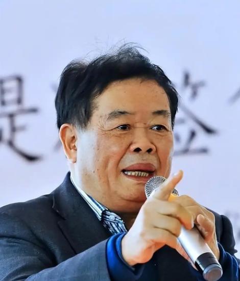 2015年，曹德旺拿出100万元资助一名小女孩进行换肾手术。谁也没想到，小女孩康