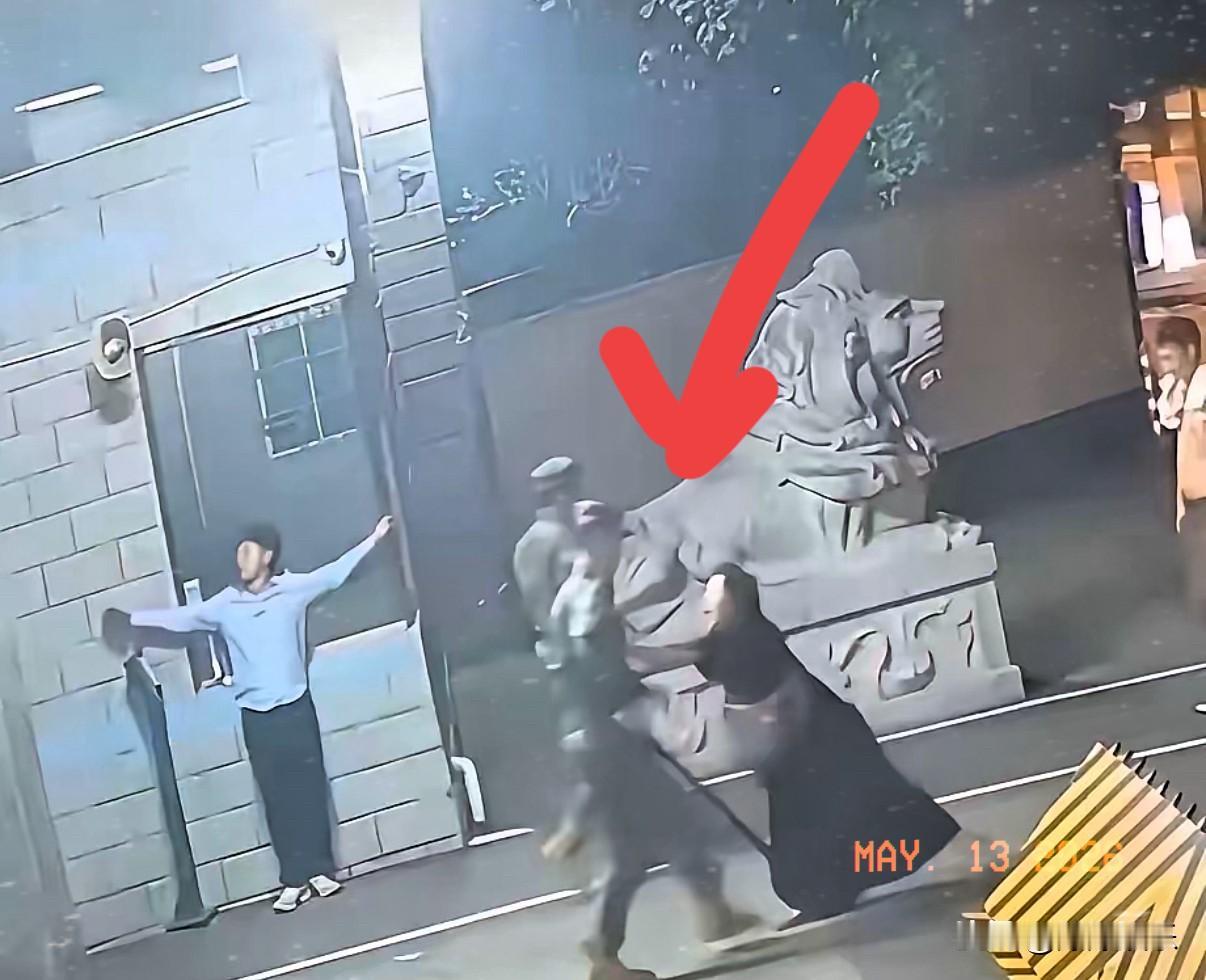 最近一段视频引发热议，男子遭人追赶躲进武警营区求救，哨兵却让他面对墙壁、张开双手