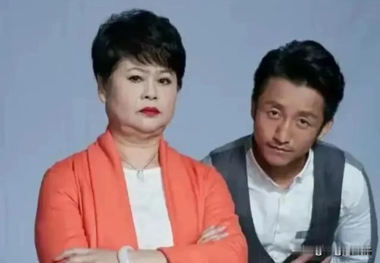 我发现，媒体曝光出来的冉莹颖妈妈的照片，一律都是凶狠狠的，难道她不会笑吗？录
