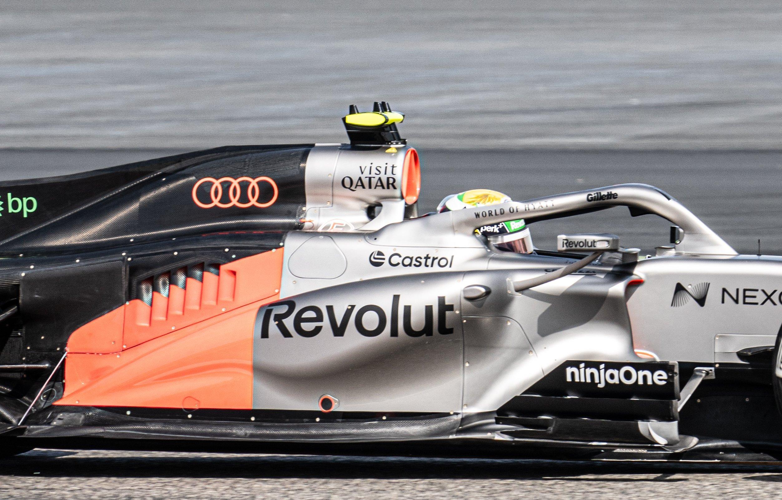 奥迪车队在F1巴林季前测试中带来全新“R26”赛车的侧箱👀F1赛车2026F1