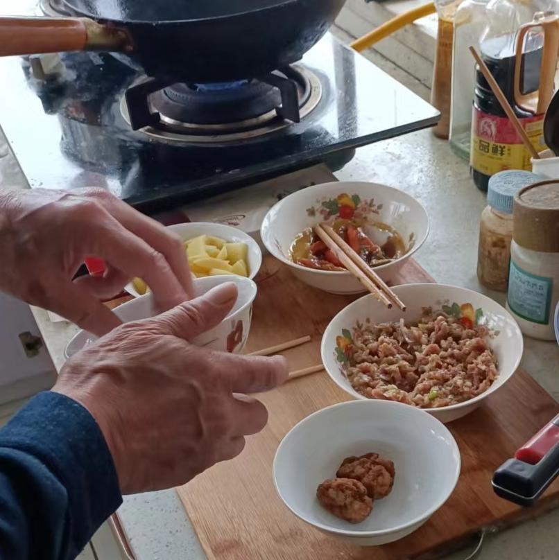 前两天下雨，天气一直没缓过来挺冷。今天还有穿小棉袄的，屋里的