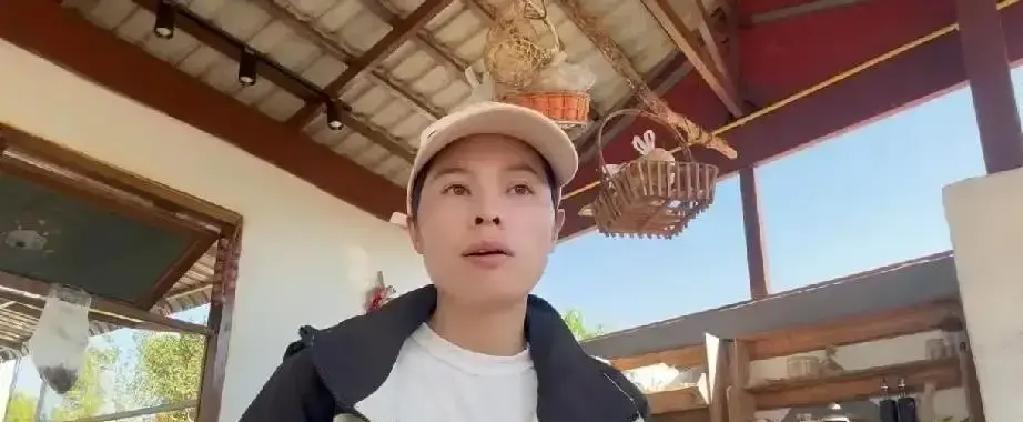 控制账号的人，不生产内容。生产内容的人，控制不了账号。老挝博主小依，面对被合