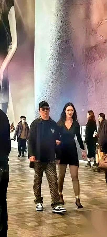 最近这事儿真挺让人无语的。有人专门学王思聪的穿搭、走路样子，连出门排场都照着来