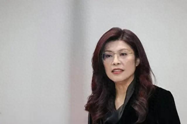 炸锅了，郑丽文真的官宣了，她要向全世界证明，两岸根本不用走到那一步。国民党主