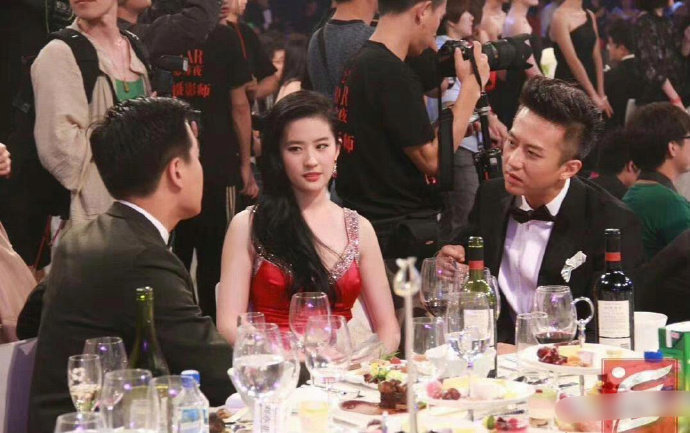 刘亦菲：要不我起身，你俩慢慢聊！