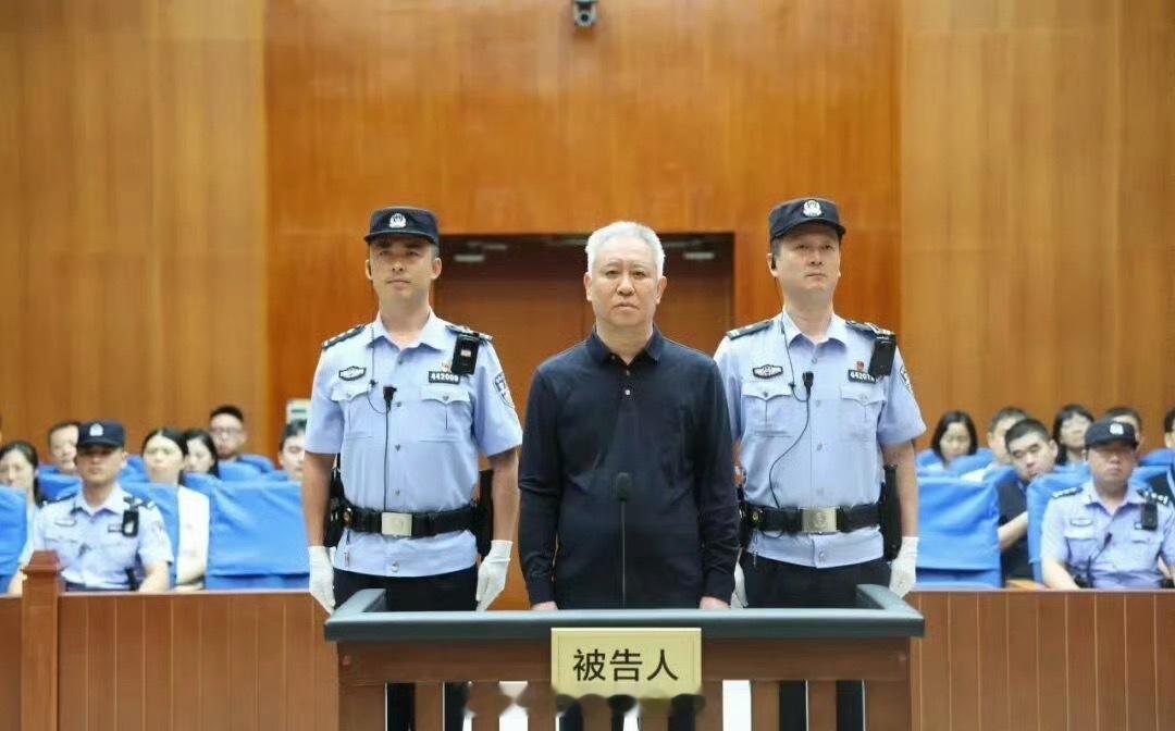 许家印两个儿子也判了许家印彻底凉了！金银珠宝，转眼成空！
