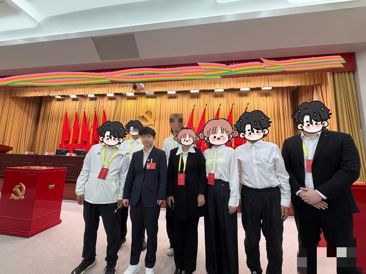 5月21日，孙颖莎参加活动打扮有点不伦不类，黑色的西服配了白色的运动鞋，西服下面