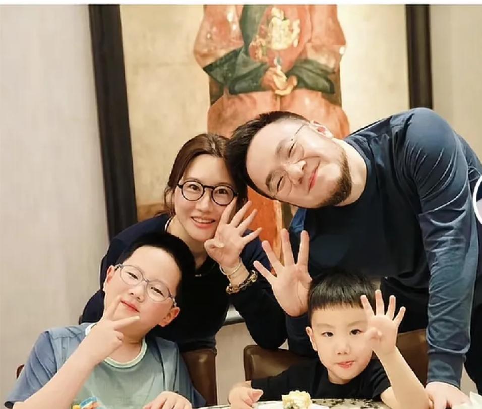 七夕节当天，宋丹丹儿子巴图高调发文，分享属于自己小幸福，晒出一家四口的日常，有聚